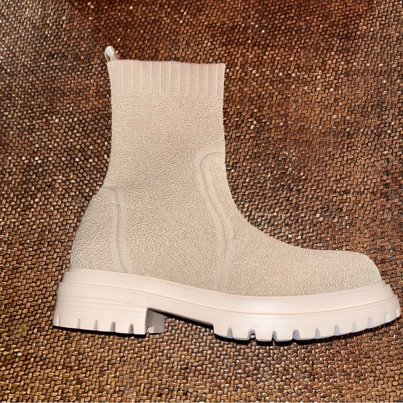 Vaneli Cipria Natural Zenon Stretch Knit Lug Sole Booties Women’s Size 7 NEW - Picture 4 of 9